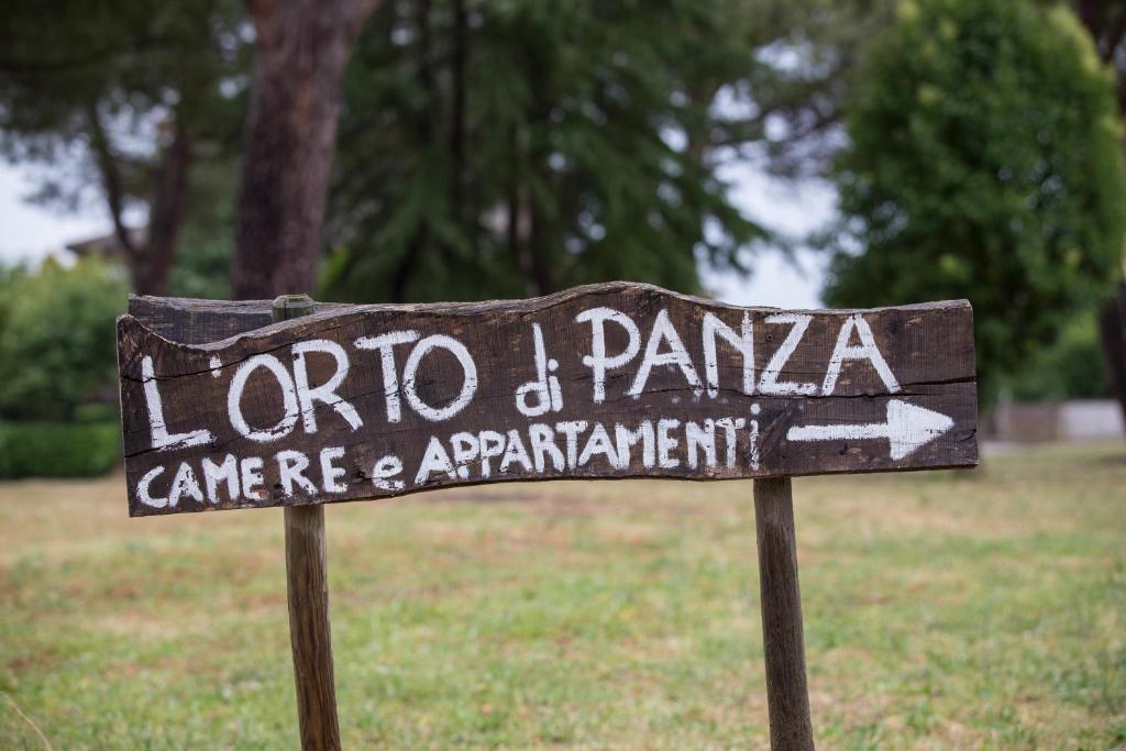 un signo que lee lori j panda cuidado y nombramiento en L'Orto Di Panza, en Abbadia di Montepulciano