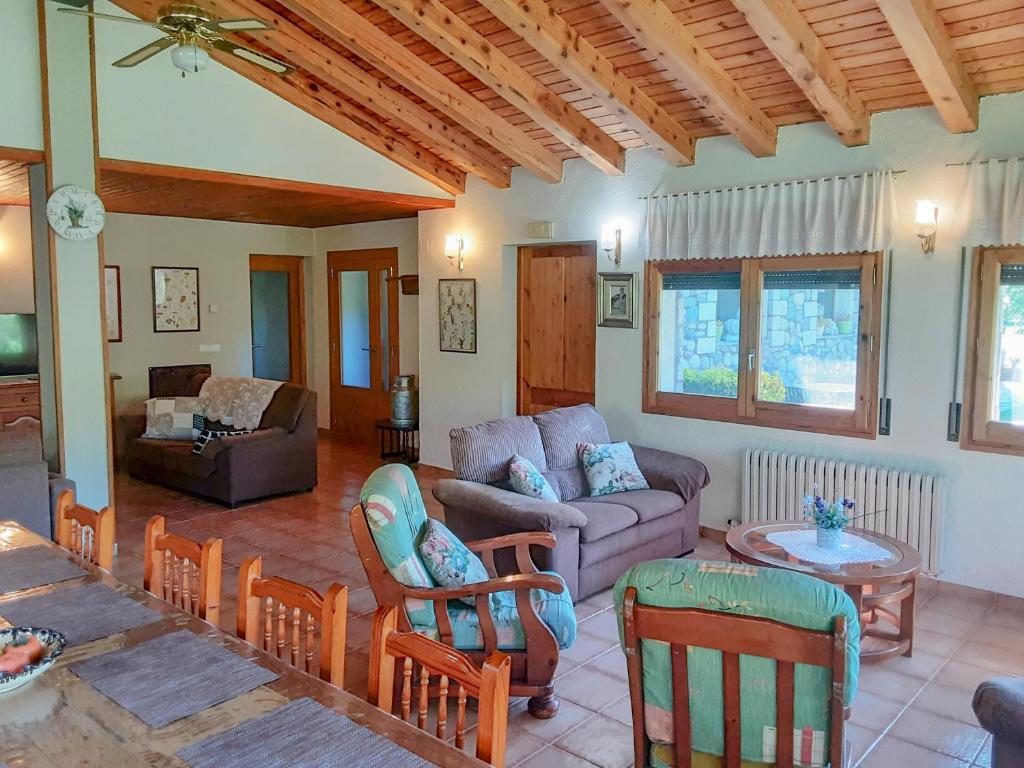 Posezení v ubytování El Jardí Casa rural ideal para familias y grupos
