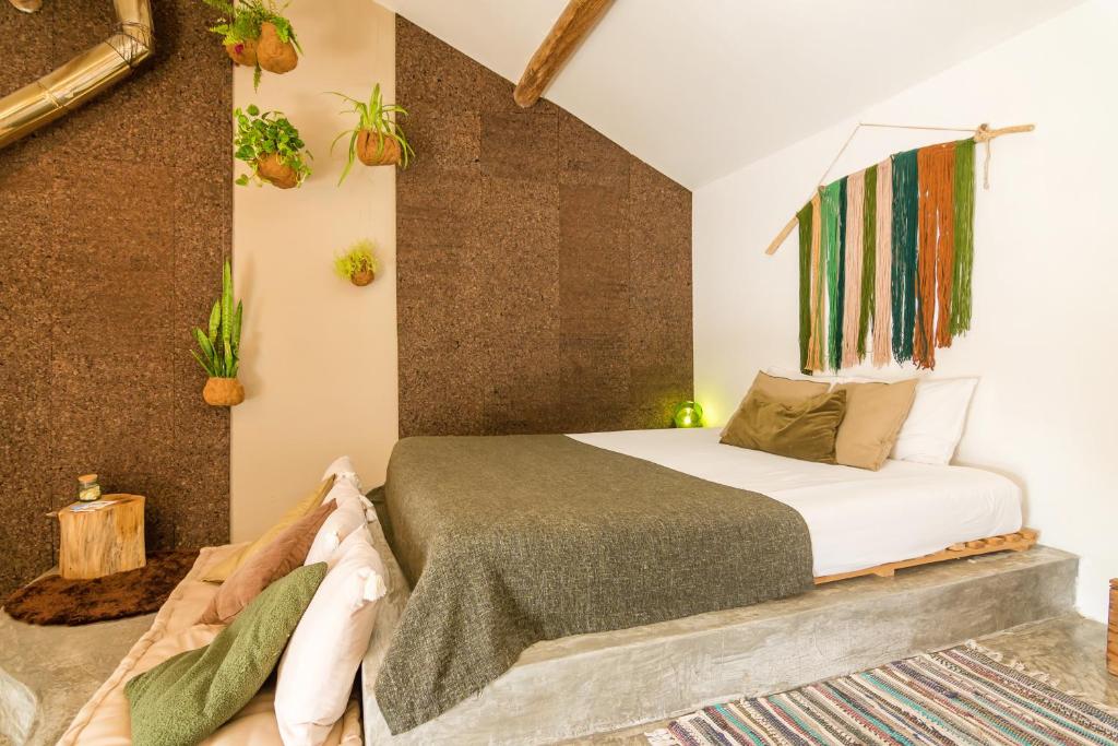 um quarto com uma cama num quarto em Obidos Rural Chic House em Usseira