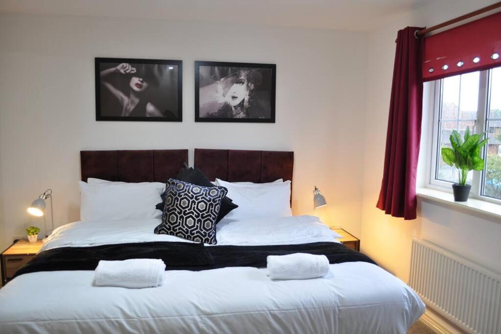Кровать или кровати в номере The RedBridge House