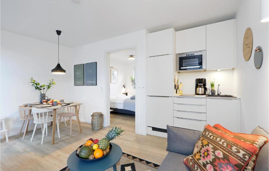a living room with a couch and a table with a bowl of fruit at Nice Apartment In Lembruchdümmer See in Lembruch