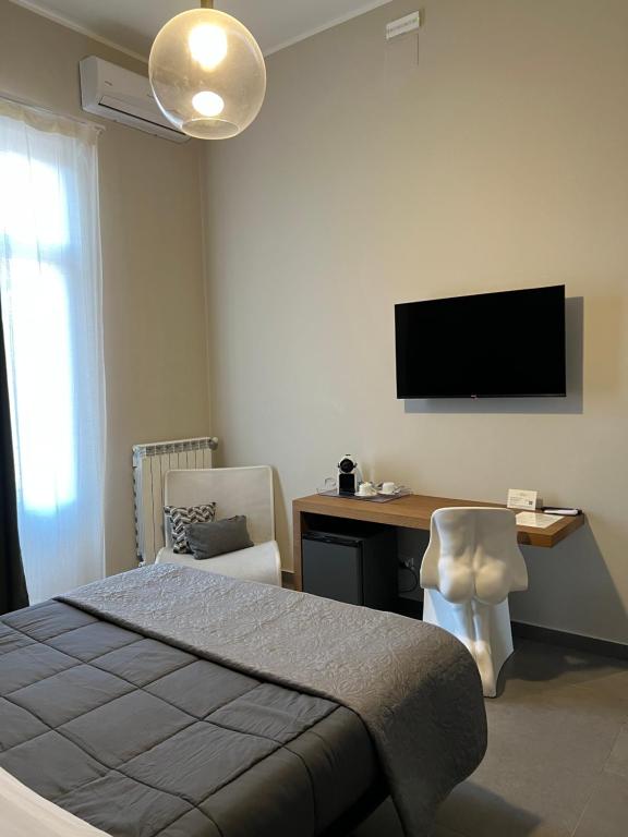 A television and/or entertainment centre at Catania Rooms