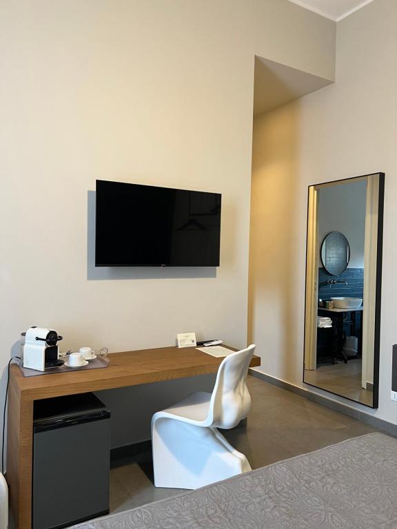 A television and/or entertainment centre at Catania Rooms