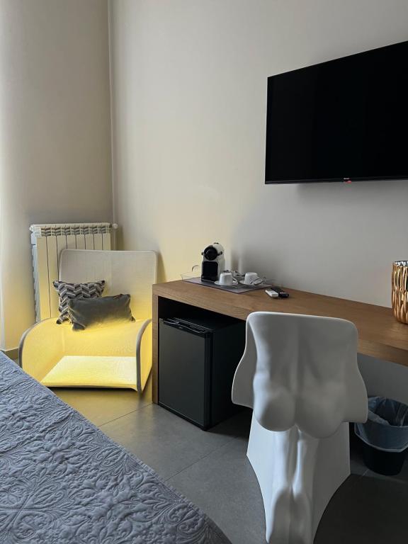 A television and/or entertainment centre at Catania Rooms