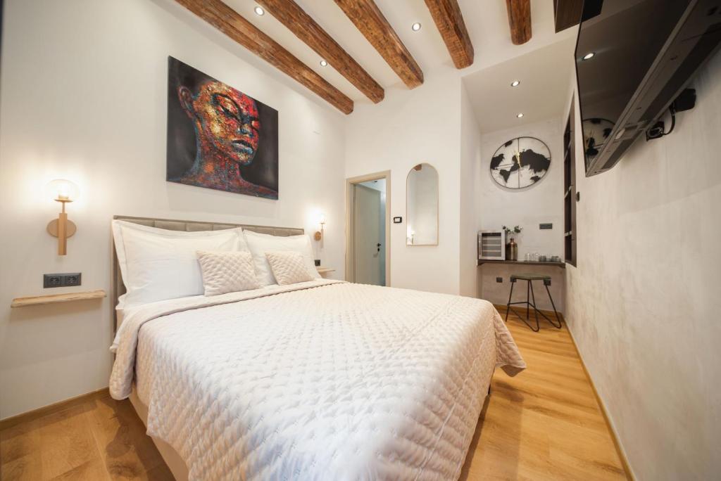 um quarto com uma grande cama branca num quarto em Villa Urbi et Orbi 2 em Split