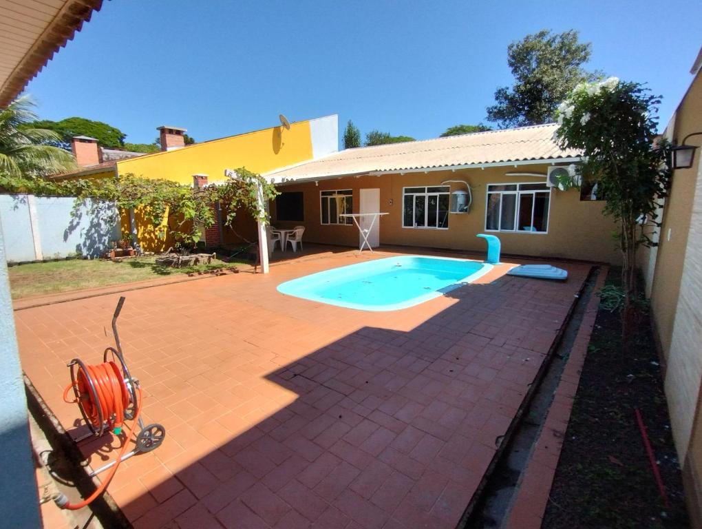 a swimming pool in the backyard of a house at Casa com piscina próximo à Avenida das Cataratas in Foz do Iguaçu