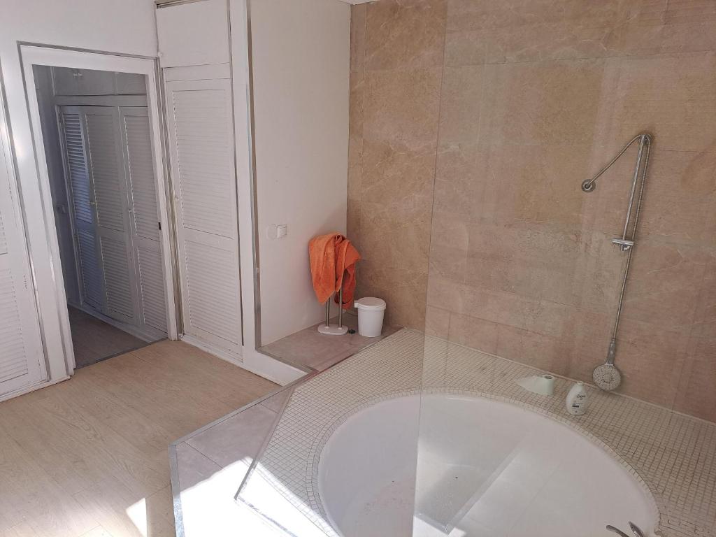 Fotografie z fotogalerie ubytování Private suites in huge penthouse 1st line Puerto Banus, incredible views, jacuzzis v destinaci Marbella