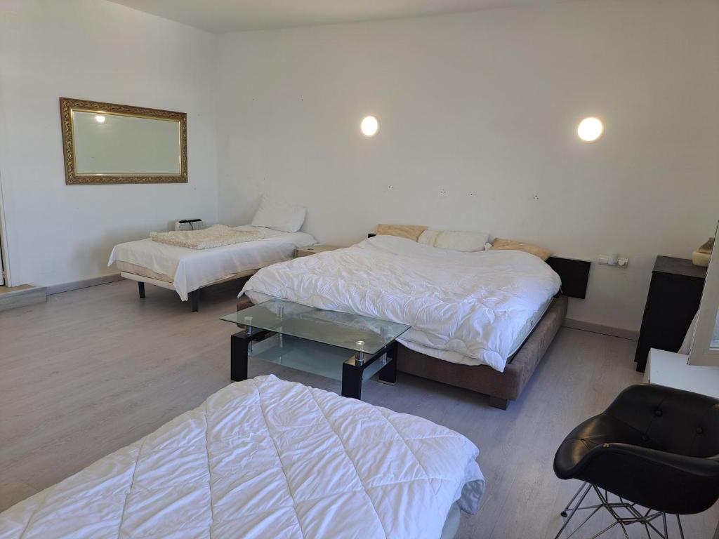 Fotografie z fotogalerie ubytování Private suites in huge penthouse 1st line Puerto Banus, incredible views, jacuzzis v destinaci Marbella