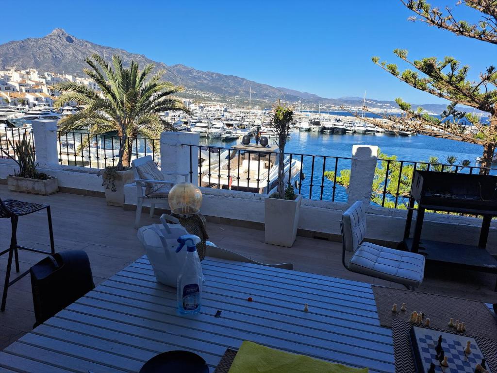 Fotografie z fotogalerie ubytování Private suites in huge penthouse 1st line Puerto Banus, incredible views, jacuzzis v destinaci Marbella