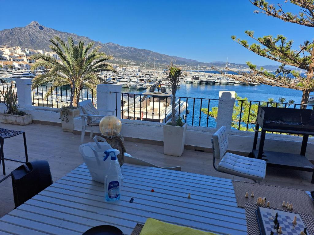 Fotografie z fotogalerie ubytování Private suites in huge penthouse 1st line Puerto Banus, incredible views, jacuzzis v destinaci Marbella