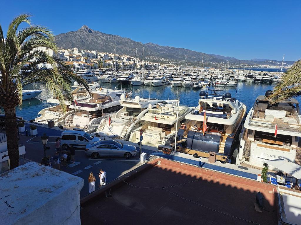 Fotografie z fotogalerie ubytování Private suites in huge penthouse 1st line Puerto Banus, incredible views, jacuzzis v destinaci Marbella