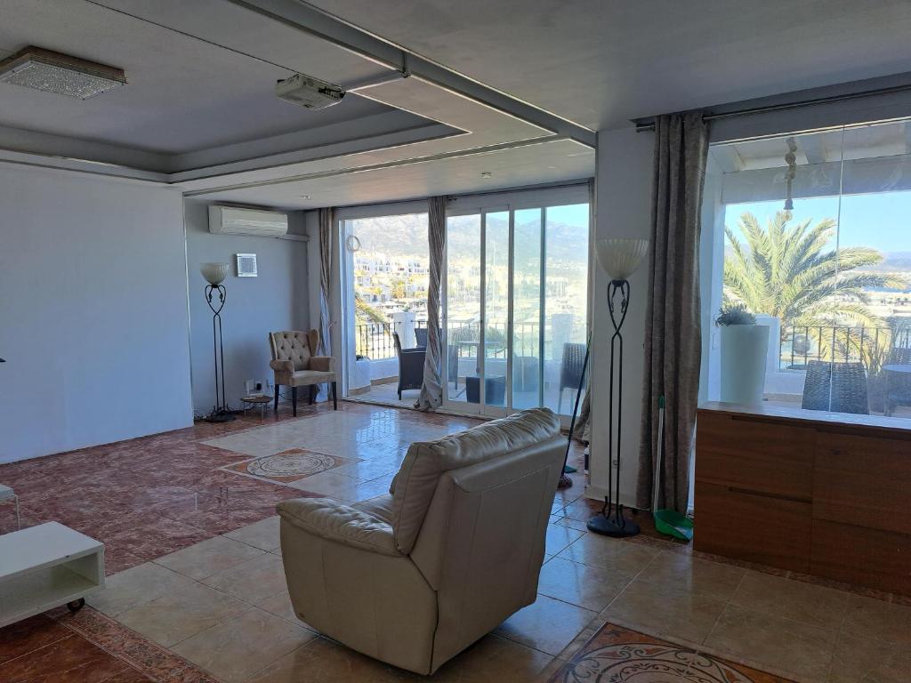 Fotografie z fotogalerie ubytování Private suites in huge penthouse 1st line Puerto Banus, incredible views, jacuzzis v destinaci Marbella
