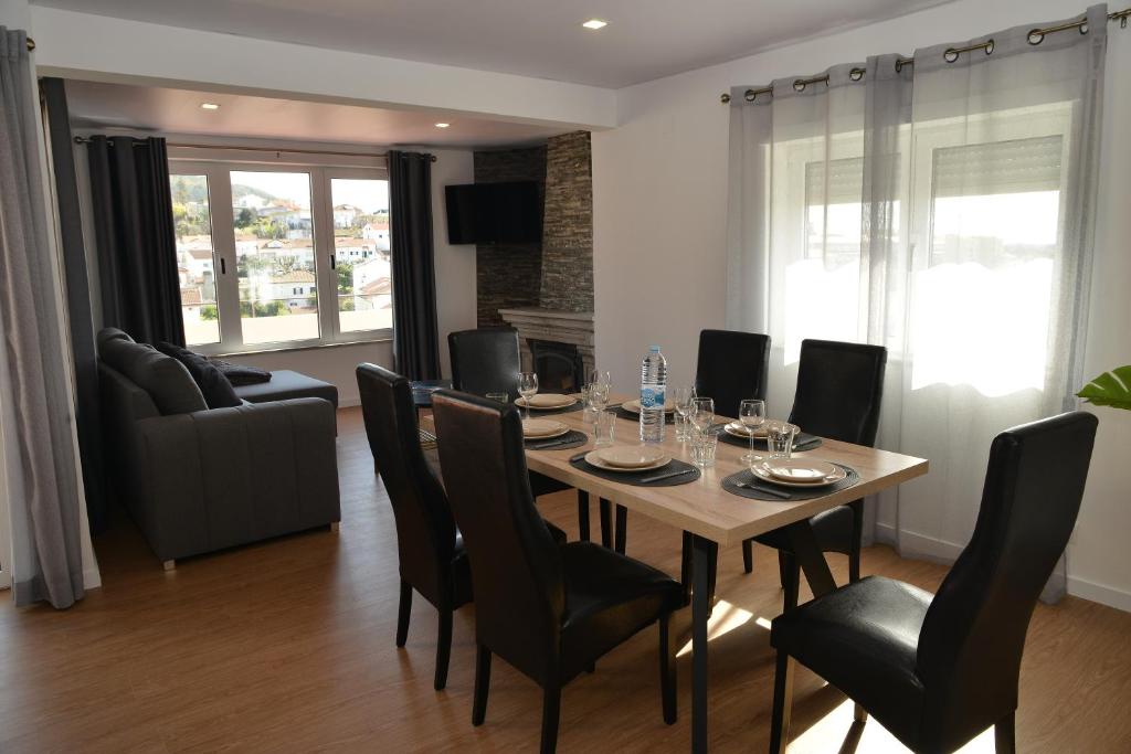 - une salle à manger avec une table et des chaises dans l'établissement Marvão Serra & Mar, à Seia