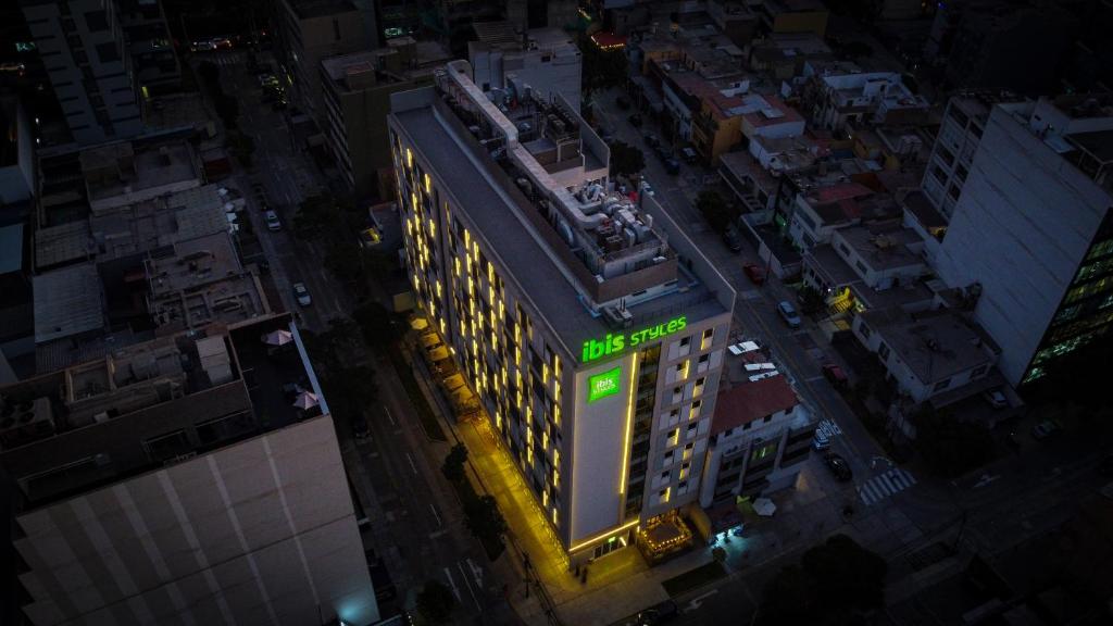 Una vista aérea de un edificio con una señal verde. en ibis styles Lima San Isidro en Lima