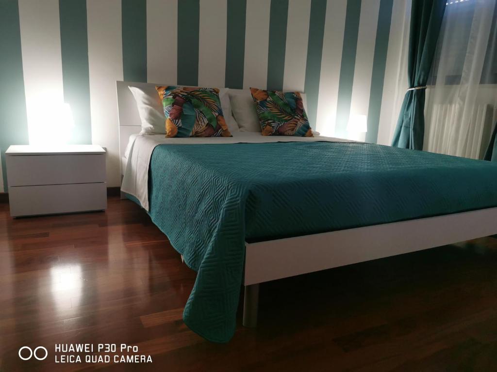 - une chambre avec un lit et une couette verte dans l'établissement Dimora OltreMare, à Bari
