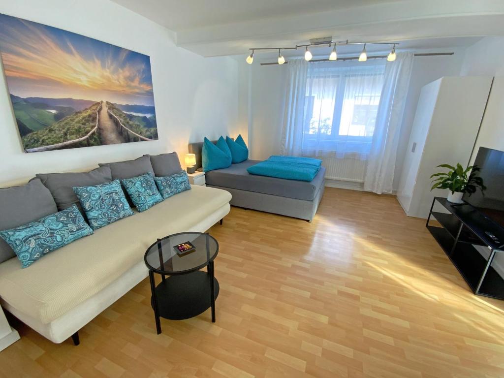 sala de estar con sofá blanco y TV en Jacky & Daniel's Apartments Top 1 en Sankt Pölten