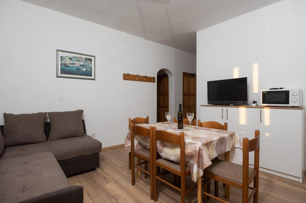 TV a/nebo společenská místnost v ubytování Apartment in Privlaka with sea view, balcony, air conditioning, WiFi 3598-2