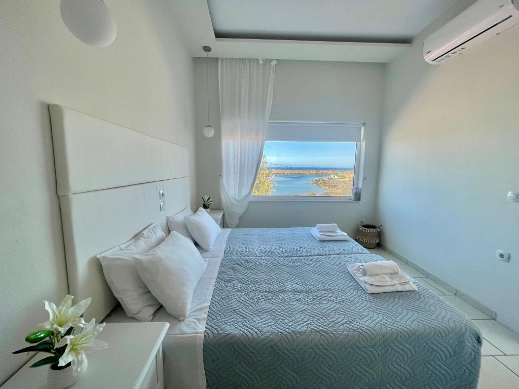 Lova arba lovos apgyvendinimo įstaigoje Sea View Apts & Suites by Pachiplex