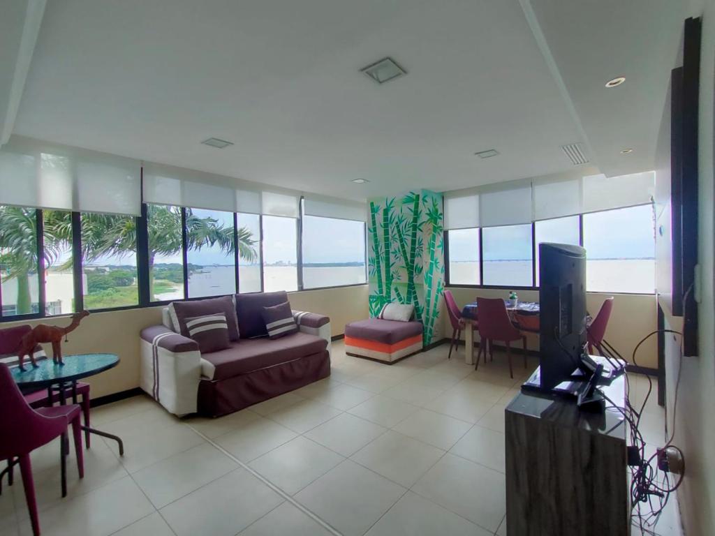 sala de estar con sofá y mesa en Torre Bellini, en Guayaquil