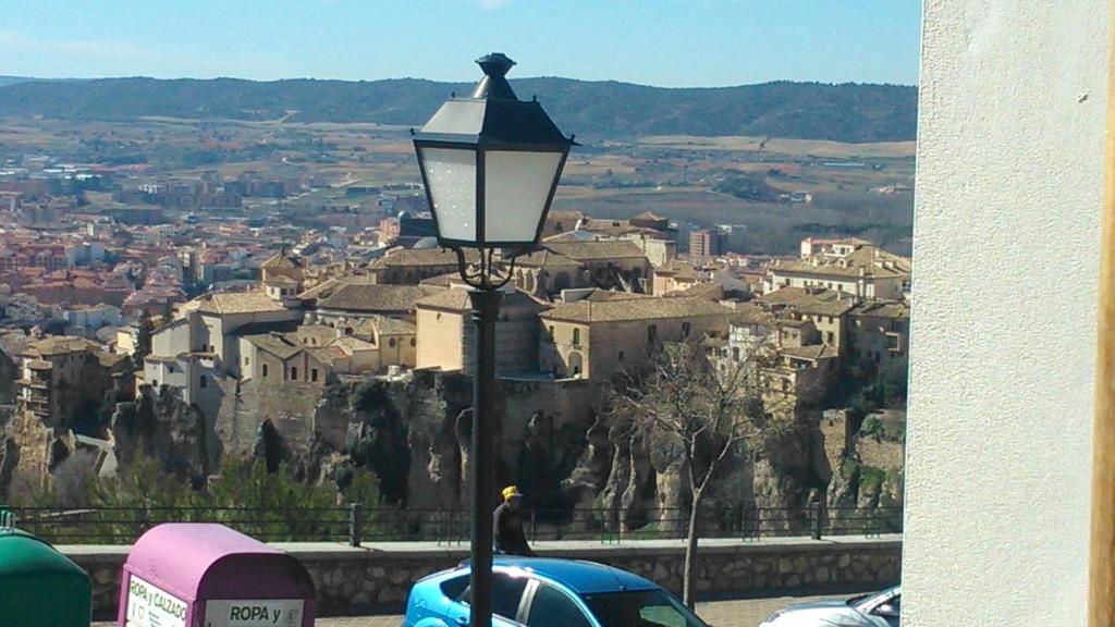una luz de la calle con vistas a la ciudad en Panoramico Uno, en Cuenca
