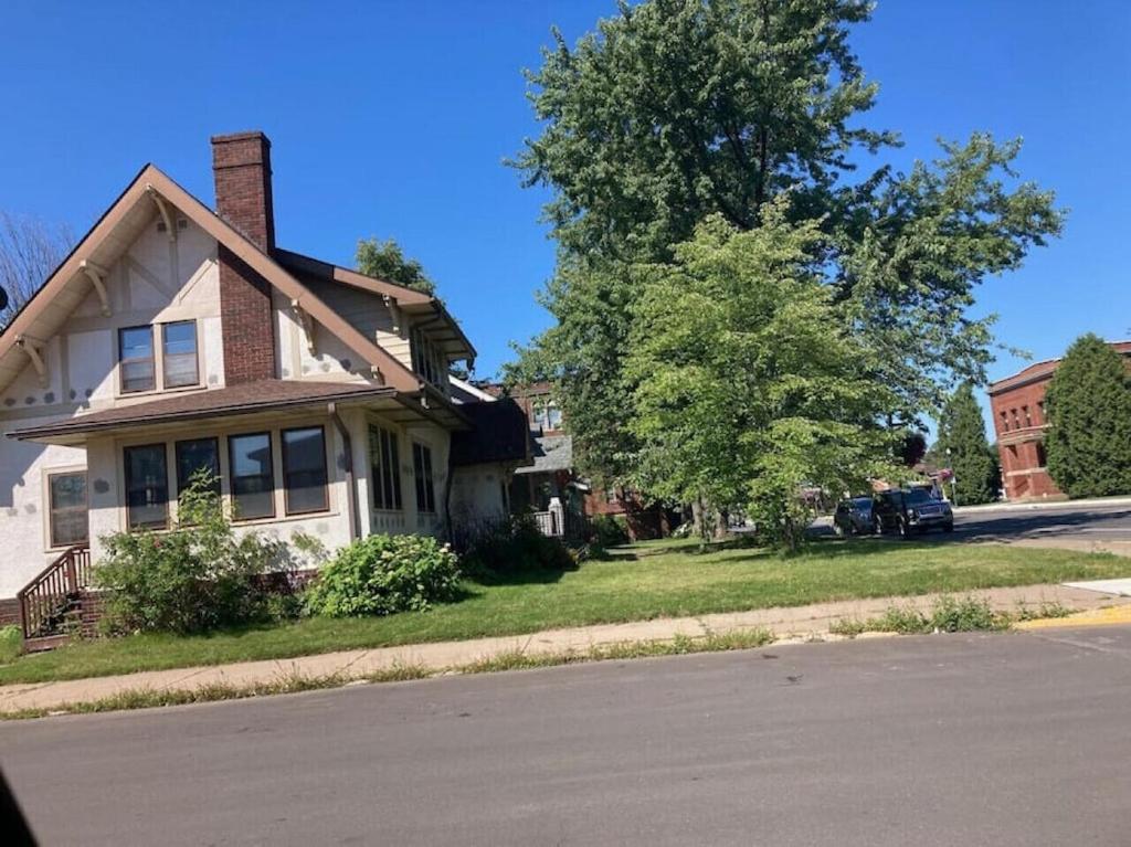 Vacation Home Downtown Hibbing, 3 bd, 2 ba. home on Howard St., MN