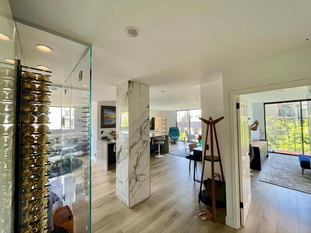 een woonkamer met een glazen deur naar een woonkamer bij Luxury Beverly Hills 24 Hour Security Home 2 Bedrooms Perfect Location in Los Angeles
