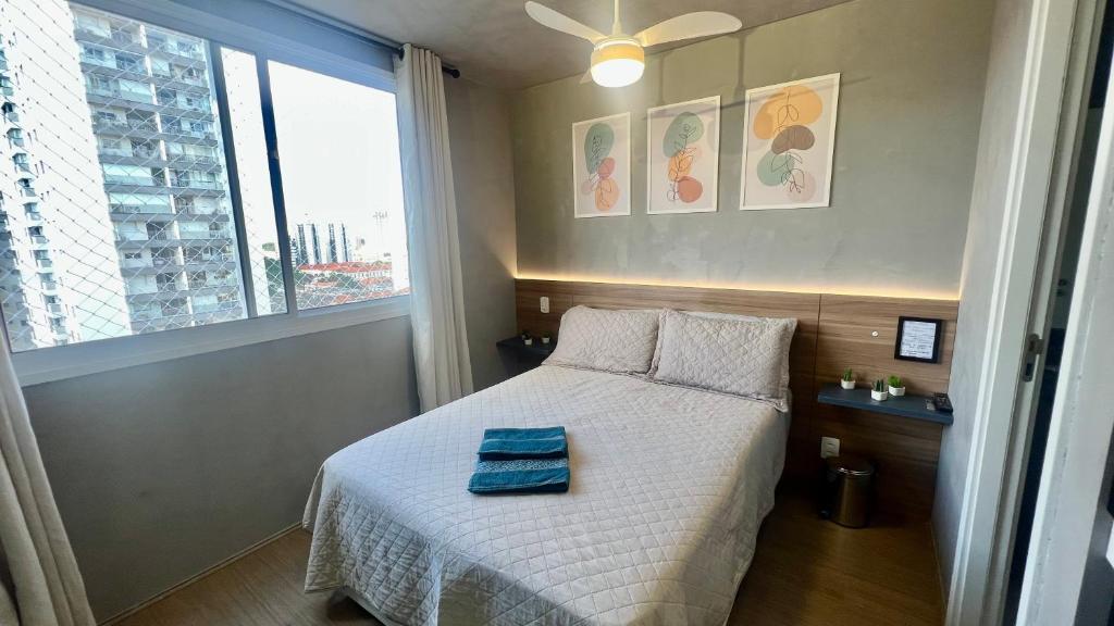 a small bedroom with a bed and a window at Charmoso Apartamento Próximo Ao Metrô Brás ! - Rua Coronel Mursa, 56 - Brás in Sao Paulo