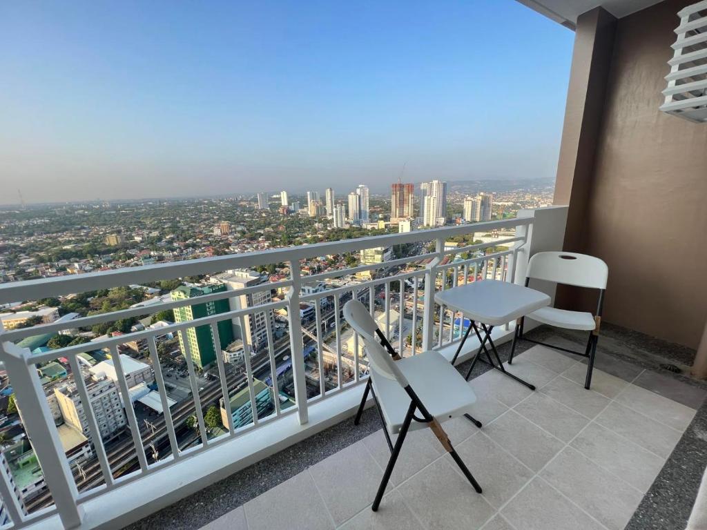 Balkoni atau teres di Infina Towers Affordable staycation BRAND NEW 2BR (39A) Aurora Boulevard