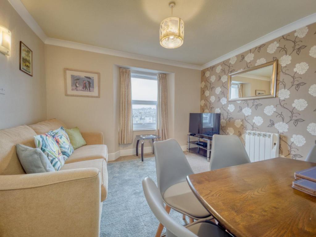 uma sala de estar com um sofá e uma mesa em Apartment 6 - 1 Bedroom Town view em Paignton