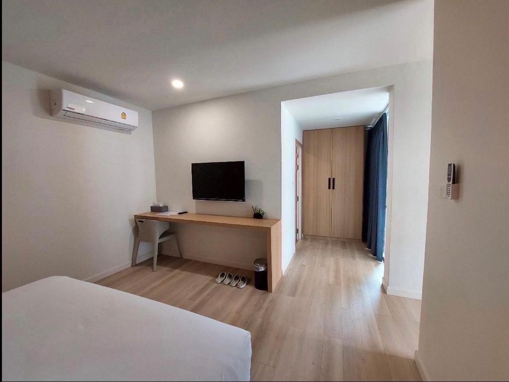 ARENICE Boutique Hotel的电视和/或娱乐中心