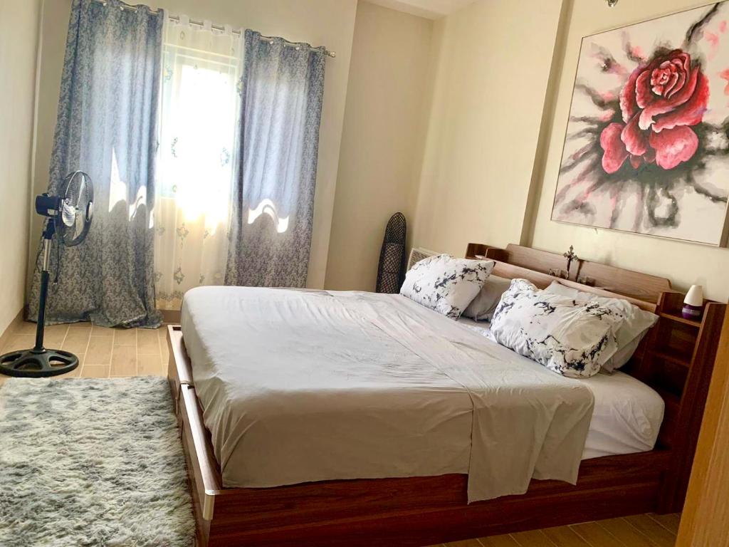 een slaapkamer met een groot bed en een raam bij Lafayette Park Square Condominium Megaworld in Iloilo City