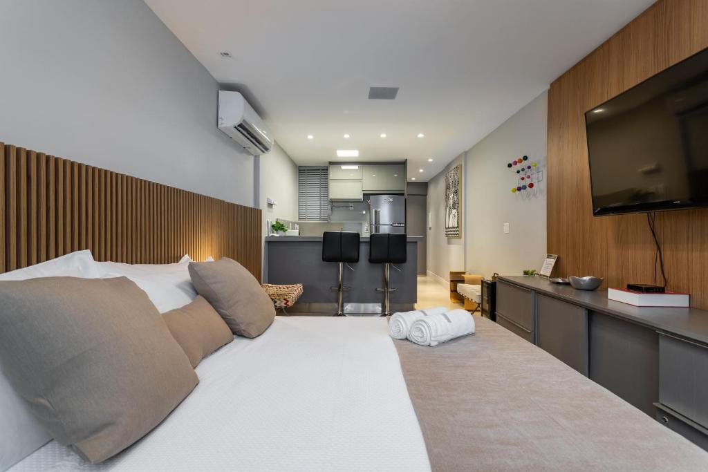 Tempat tidur dalam kamar di Loft de Luxo no melhor ponto de Copacabana