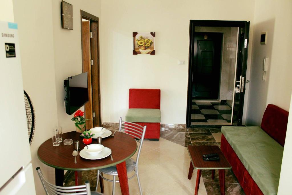 a living room with a table and a couch at شقق مرحبا المفروشة marhaba furnished apartment in Amman