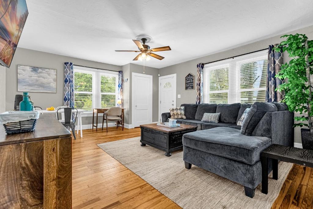 ein Wohnzimmer mit Sofa und Tisch in der Unterkunft Orlando Oasis! Free Laundry & Parking Near Disney! in Orlando