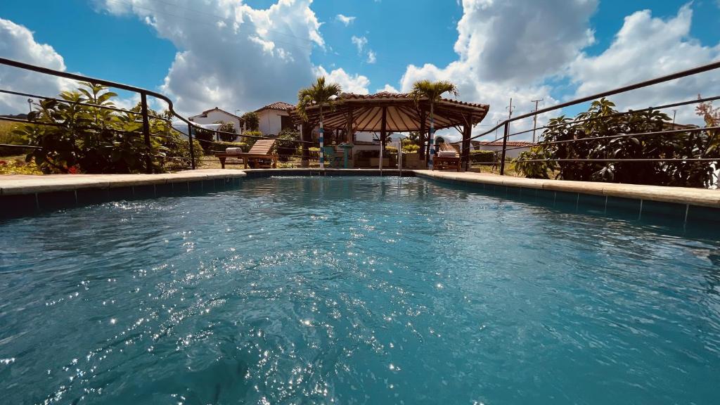 Bazén v ubytování Hermoso Glamping Creta nebo v jeho okolí