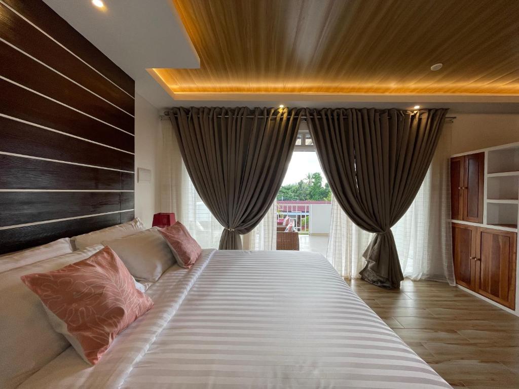 Postel nebo postele na pokoji v ubytování Bella Napoli Resort & Resto