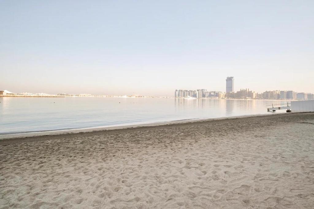 Fotografie z fotogalerie ubytování Luxurious Beachfront Apartment v Dubaji