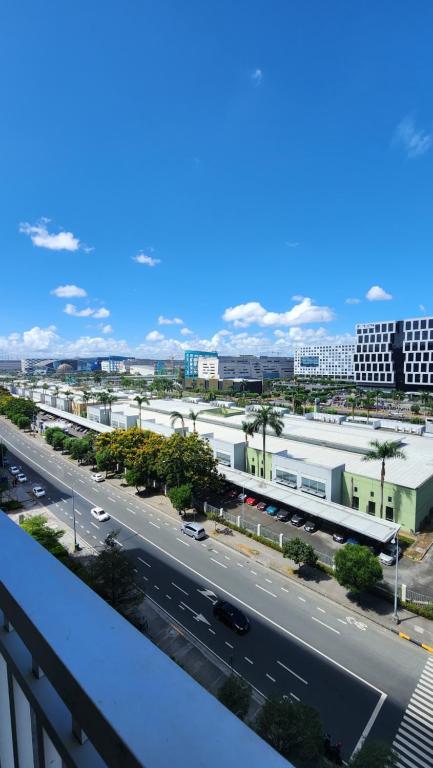 uma vista para uma rua da cidade com uma auto-estrada em EZStays Shore Residences em Manila