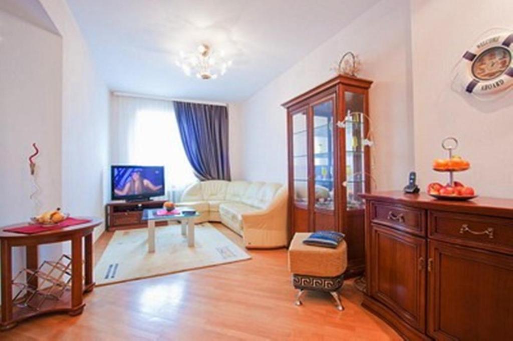 明斯克的住宿－Centr Kvartir 25，客厅配有沙发和桌子