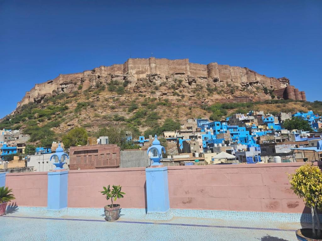 een uitzicht op de blauwe stad Chefchaouen met een heuvel bij Khamma Heritage in Jodhpur