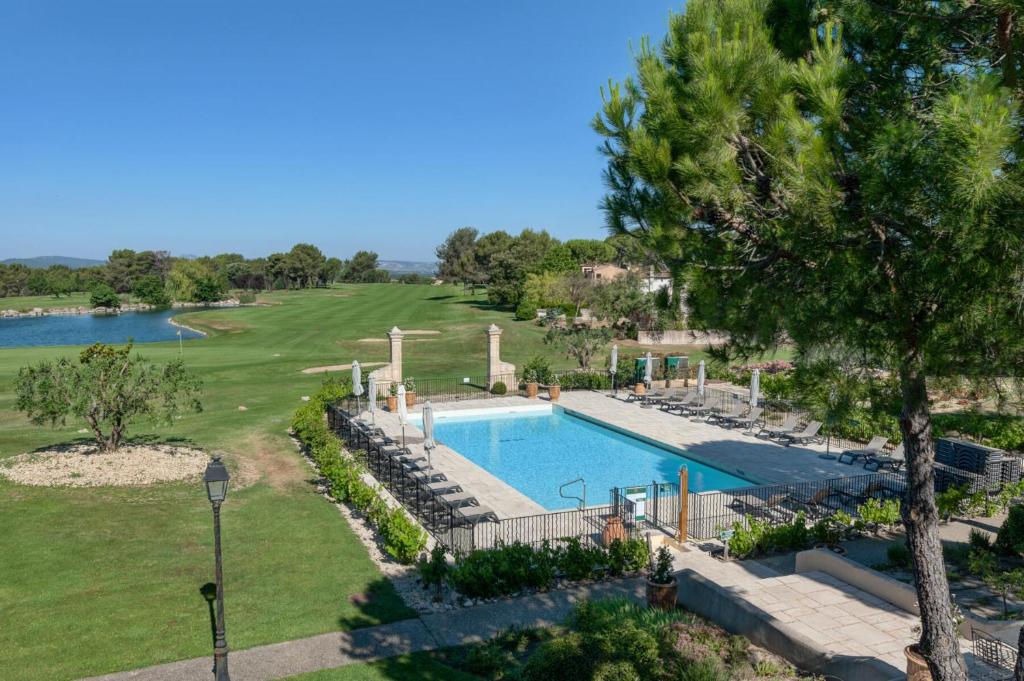 una vista aérea de una piscina en un parque en Hôtel du Golf de Pont Royal - maeva Home - Appartement 2 pièces 4 personne 874, en Mallemort