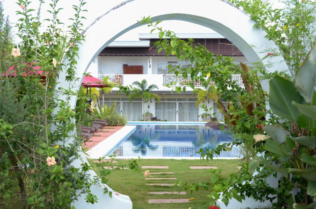 Bazén v ubytování Bella Napoli Resort & Resto nebo v jeho okolí