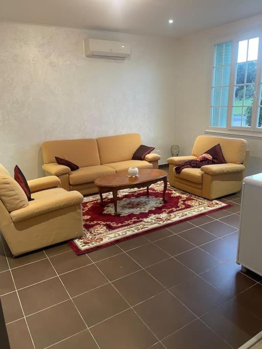 un salon avec deux canapés et une table basse dans l'établissement Maison de vacances à bergerac, à Bergerac