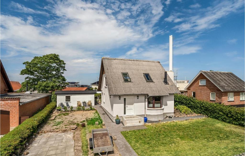 - une vue aérienne sur une maison blanche avec une cour dans l'établissement Pet Friendly Home In Roslev With Wifi, à Roslev