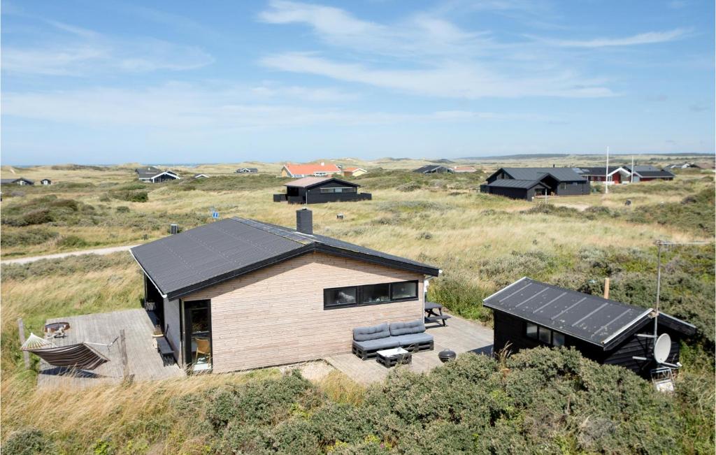 ロンストラップにあるBeautiful Home In Hjrring With House A Panoramic Viewの畑中の家
