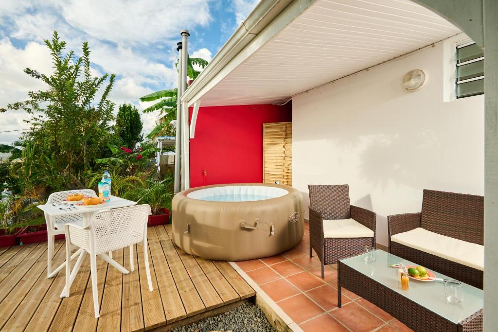 Posezení v ubytování Suite cosy avec jacuzzi et jardin - BED AND COFFEE CITY