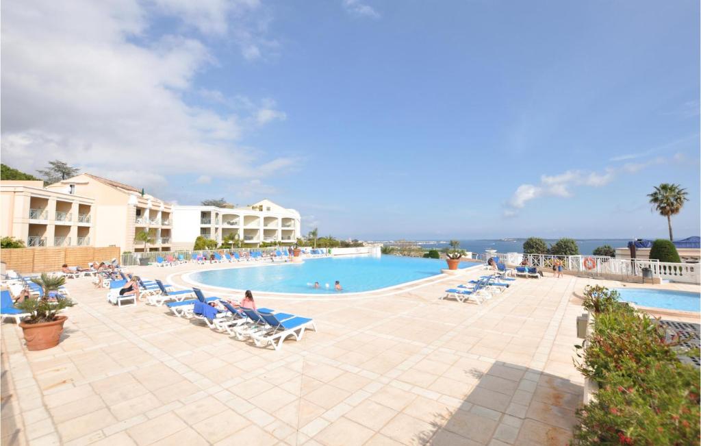 - une piscine dans un complexe avec des chaises longues et l'océan dans l'établissement 1 Bedroom Amazing Apartment In Cannes, à Cannes