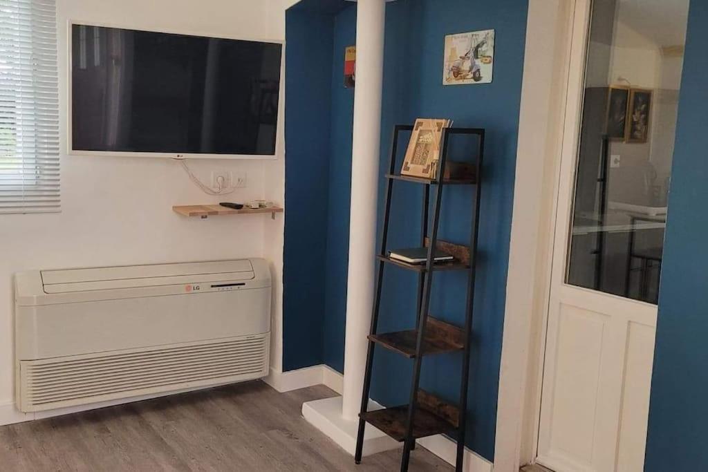 TV a/nebo společenská místnost v ubytování LES GORGES DU VERDON chalet