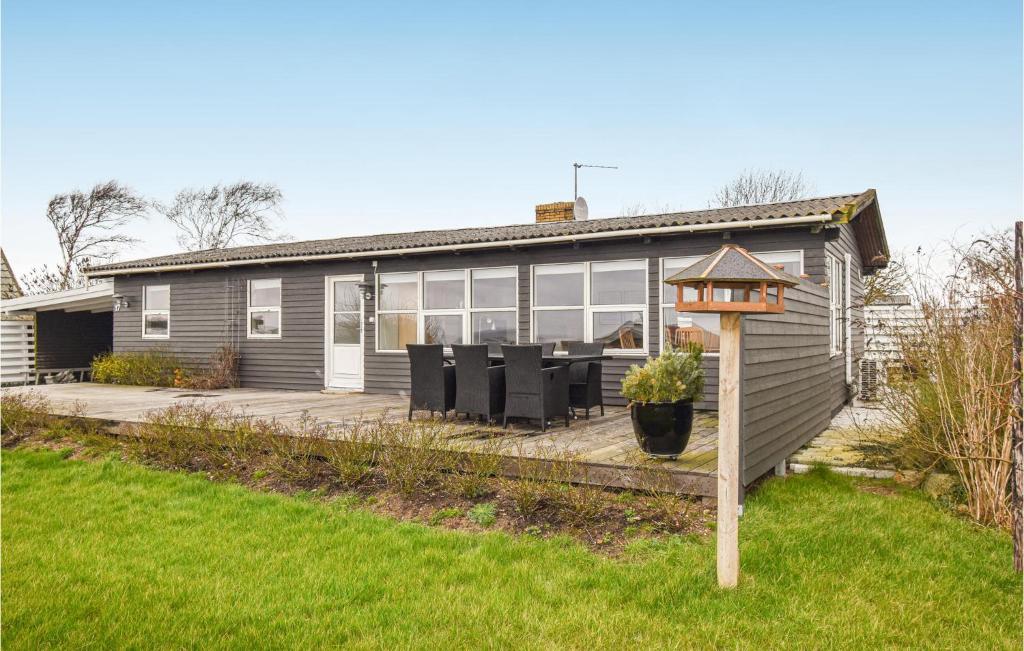 een huis met een tafel en stoelen in de tuin bij Nice Home In Assens With House Sea View in Assens