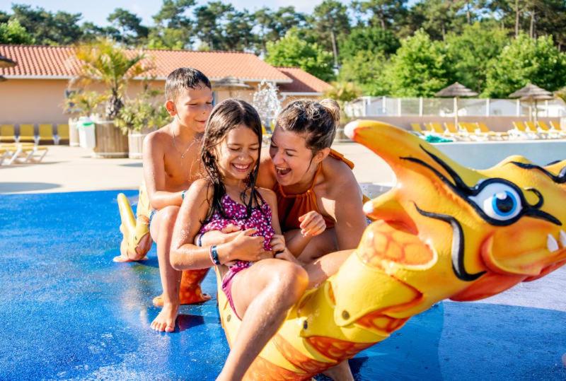 Bazén v ubytování Camping Officiel Siblu Les Oyats nebo v jeho okolí